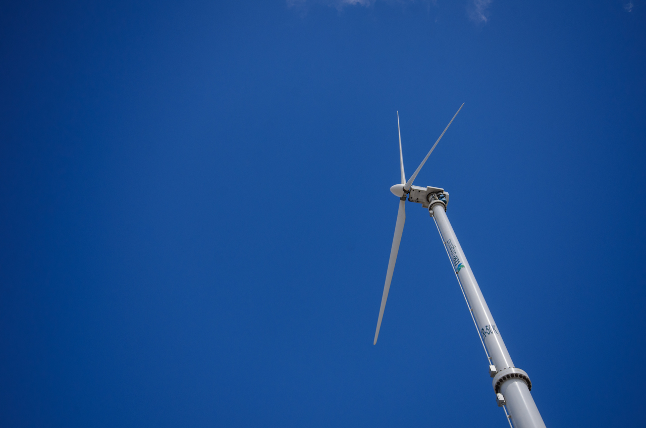 Ponen en marcha el primer aerogenerador eólico
