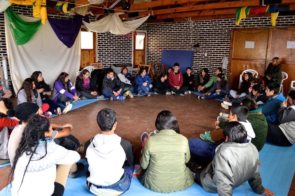 600 alumnos participan del camping en Lago Roca