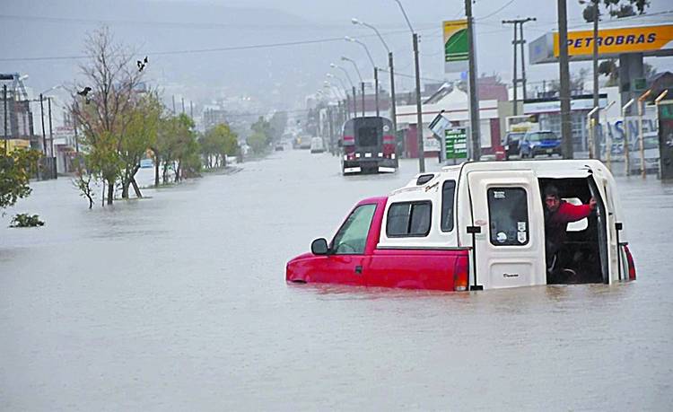 Más de 8000 evacuados en siete provincias y persiste la lluvia en varios pueblos