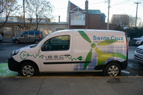 Presentaron el primer auto eléctrico en Santa Cruz
