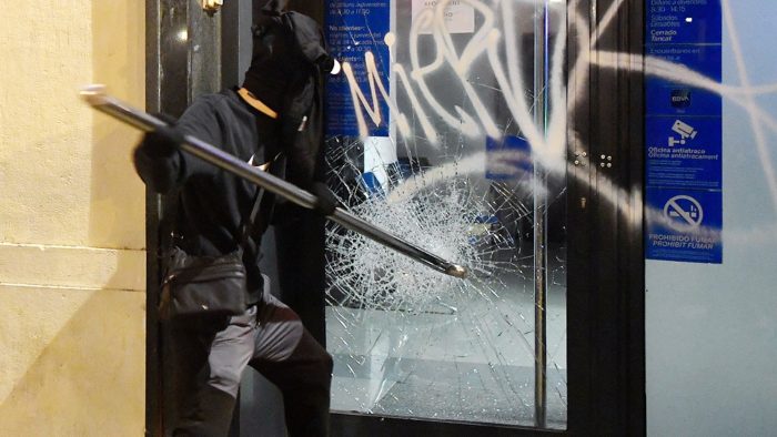 Cataluña: la quinta noche de protestas terminó con 34 detenidos