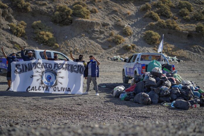 Petroleros colaboró en la limpieza y mejora de acceso a la playa «Las Golondrinas»