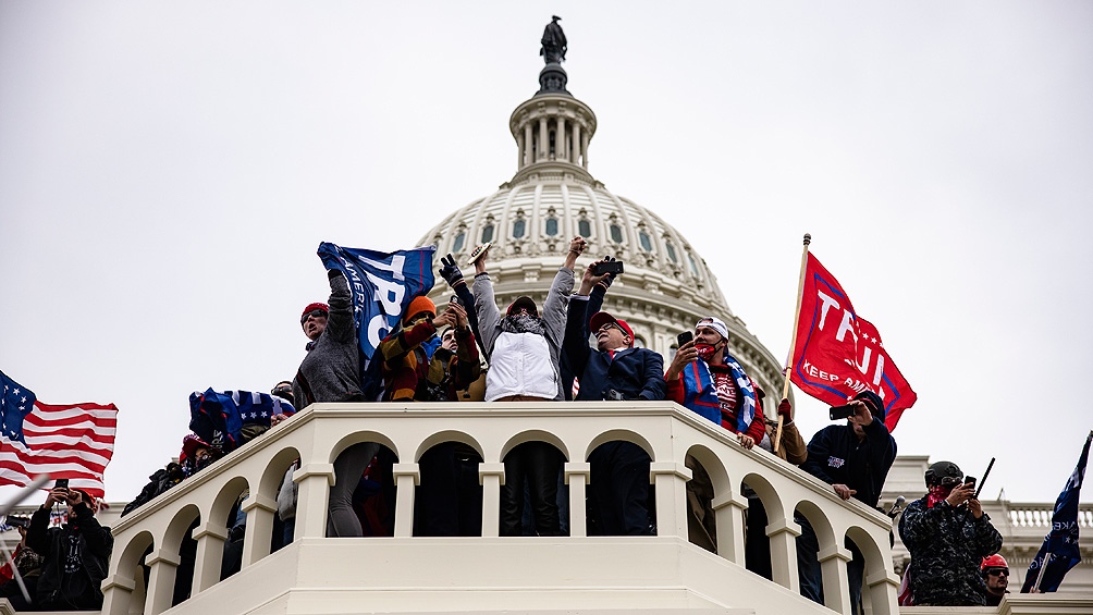 Policías del Capitolio demandaron a Trump por la invasión del 6 de enero