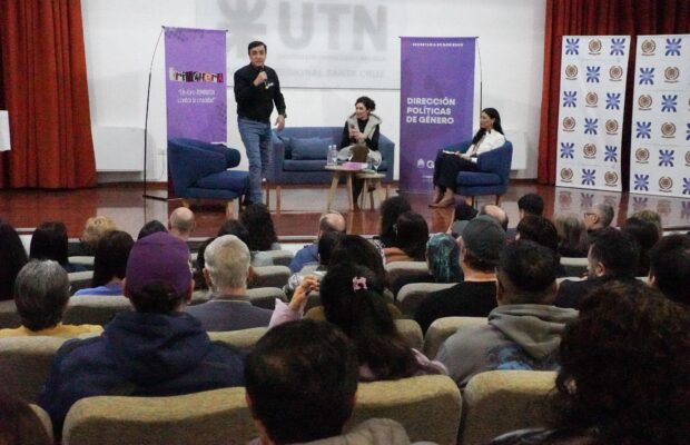 Julia Mengolini presentó su libro en la UTN