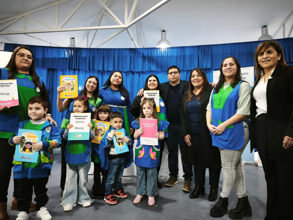 Vidal entregó libros del Plan de Alfabetización Plen@